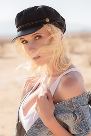 Juicy Blonde Model Juniper Hope