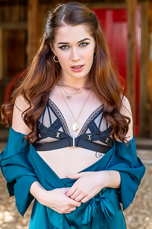 Evelyn Claire Fucks With Stranger