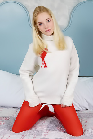 Bella Spark Masturbating Her Pink Pussy