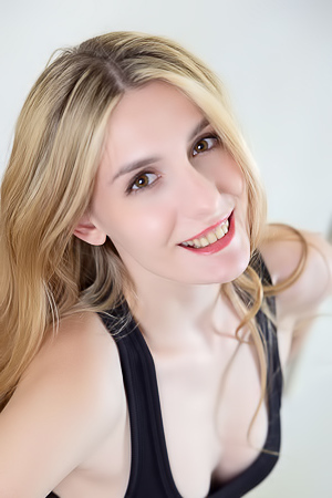 Lillie Pie Statuesque Blonde Flaunts Her Hourglass Figure With Sizzling Self-assurance