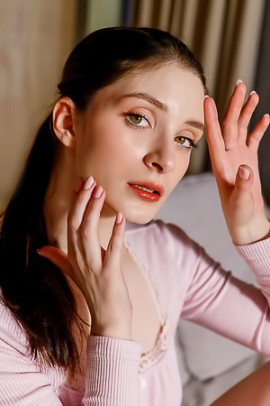 Marion Summers Sultry Beauty Turns Her Seductive Gaze To You